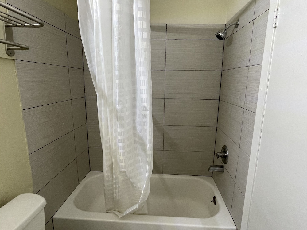 Americas Best Value Inn Alexandria - photo 17