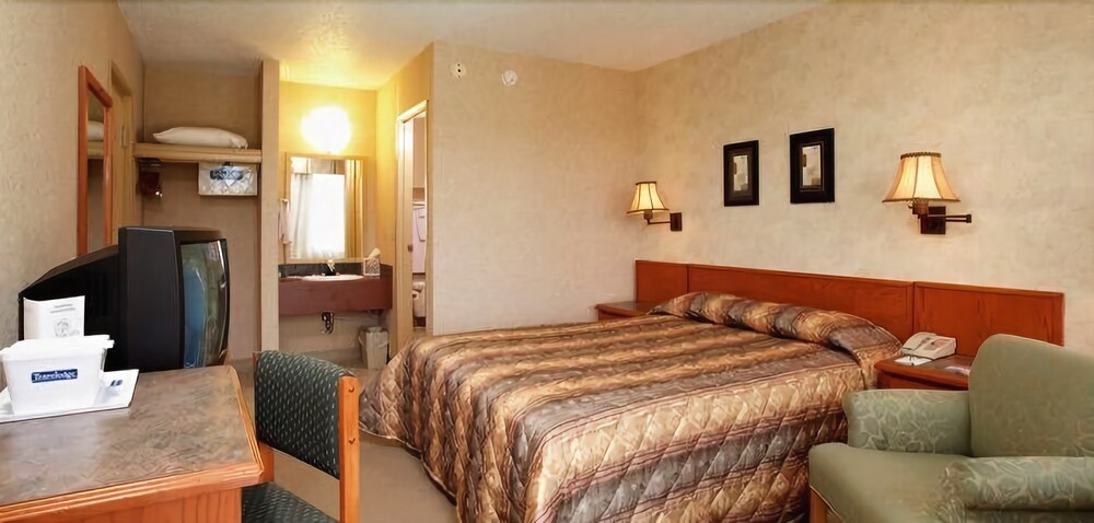 Langley Hwy Hotel — Langley