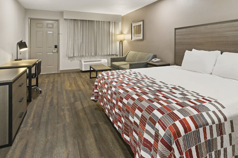 Red Roof Inn & Suites Irving DFW Airport South - photo 10