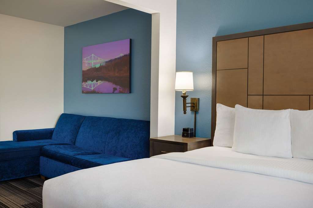 La Quinta Inn & Suites by Wyndham Springfield Airport Plaza - photo 23