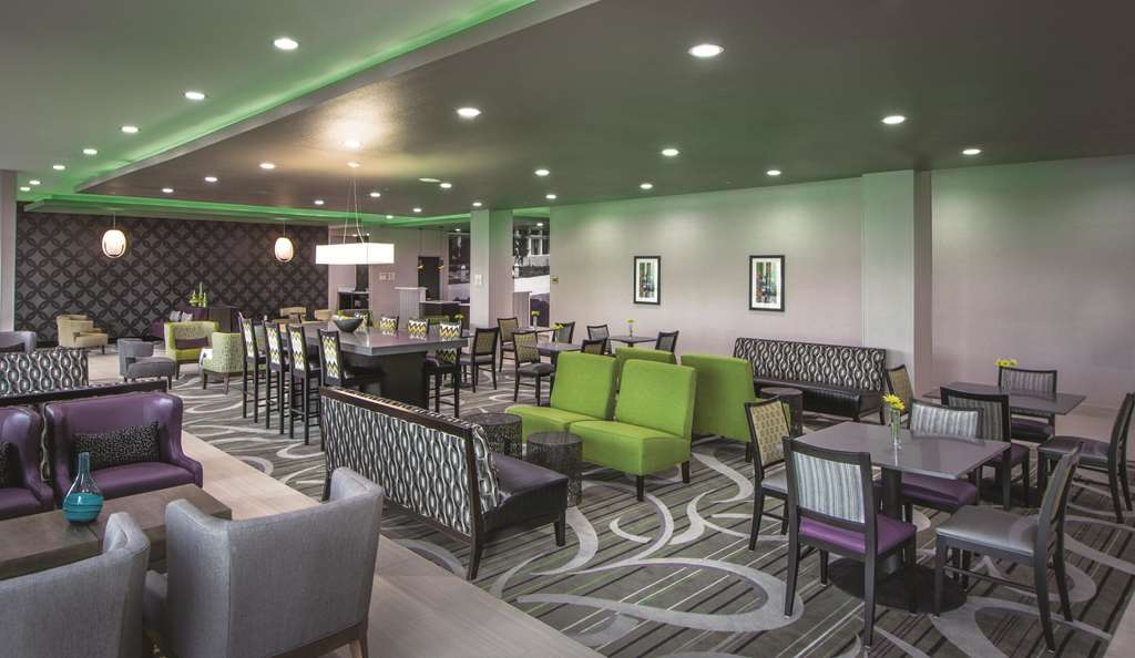La Quinta Inn & Suites by Wyndham College Station South - photo 14