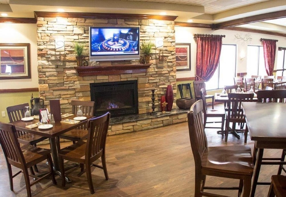 The Colonial Hotel - photo 17