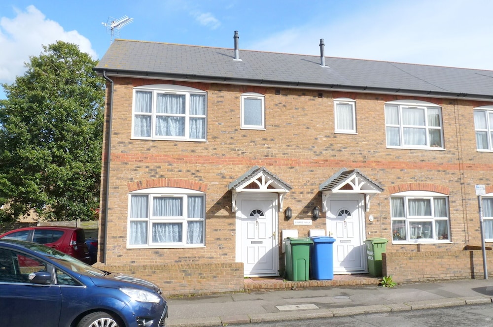 Friars Walk 2 with 2 bedrooms 2 bathrooms fast Wi Fi and private parking — 4-Star Luxury Hotel in Sittingbourne, United Kingdom