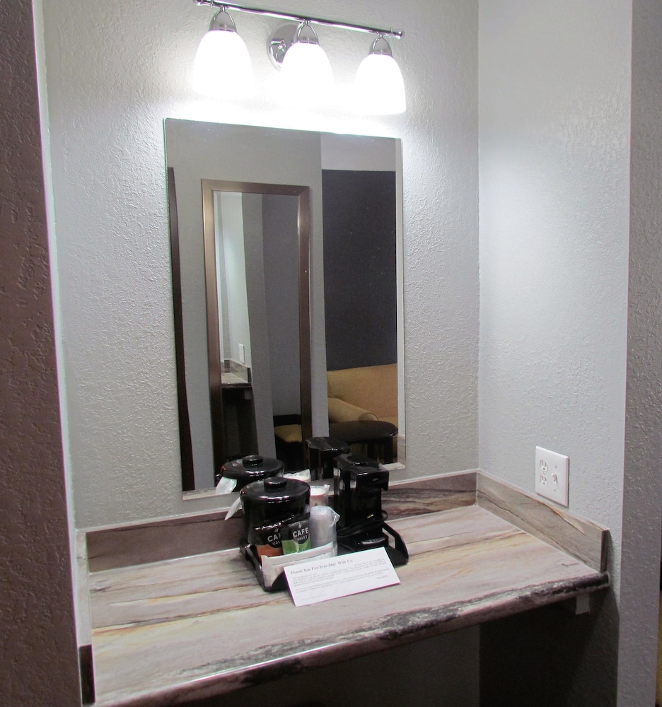 Oak Hill Inn & Suites - photo 46