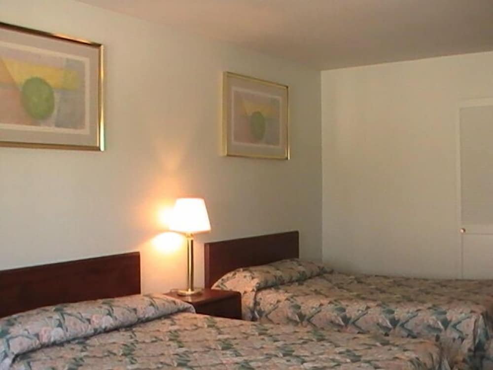 Hometown Inn Galion - photo 8