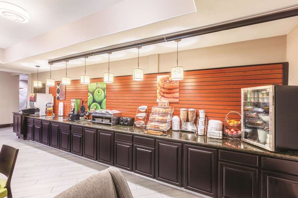 La Quinta Inn & Suites by Wyndham Houston Bush Intl Airpt E - photo 36