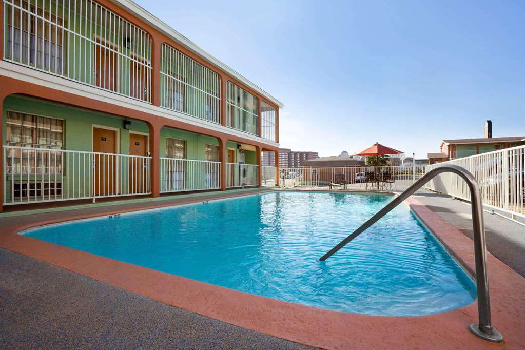 Super 8 by Wyndham Austin Downtown Capitol Area - photo 7