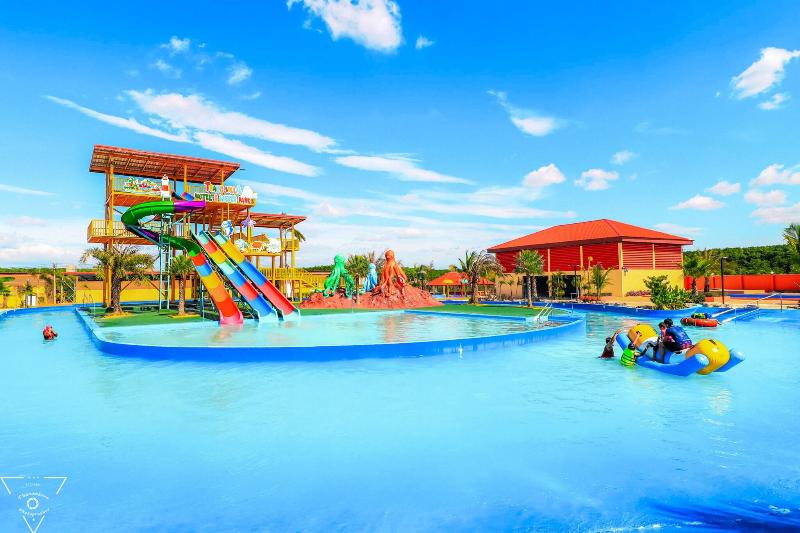 Trang Oasis Waterpark Hotel — Trang