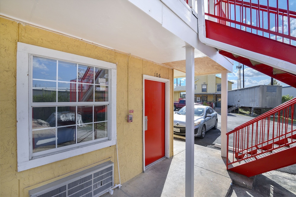 OYO Hotel San Antonio Lackland near Seaworld - photo 27