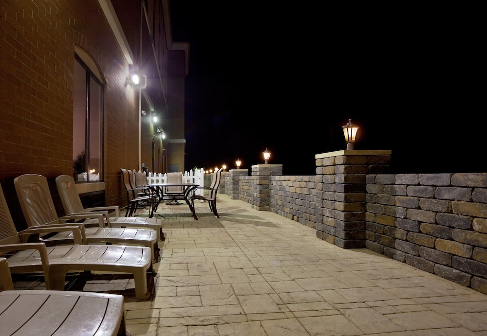 Holiday Inn Express & Suites Akron Regional Airport Area - photo 38