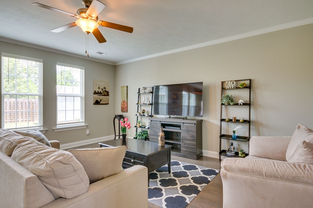 Quaint Grovetown Getaway w Private Hot Tub — hotel in Grovetown