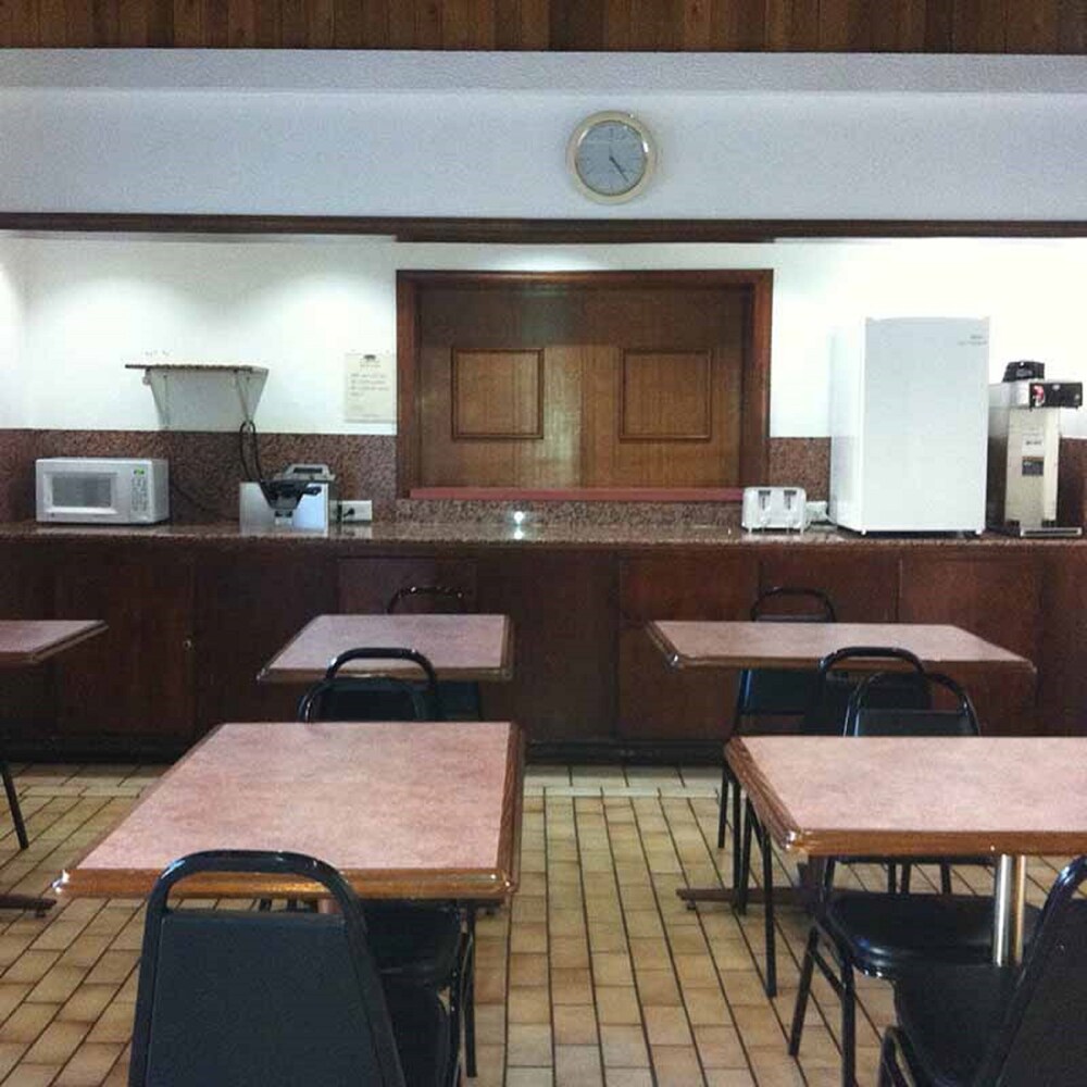 Oaktree Inn and Suites - photo 11