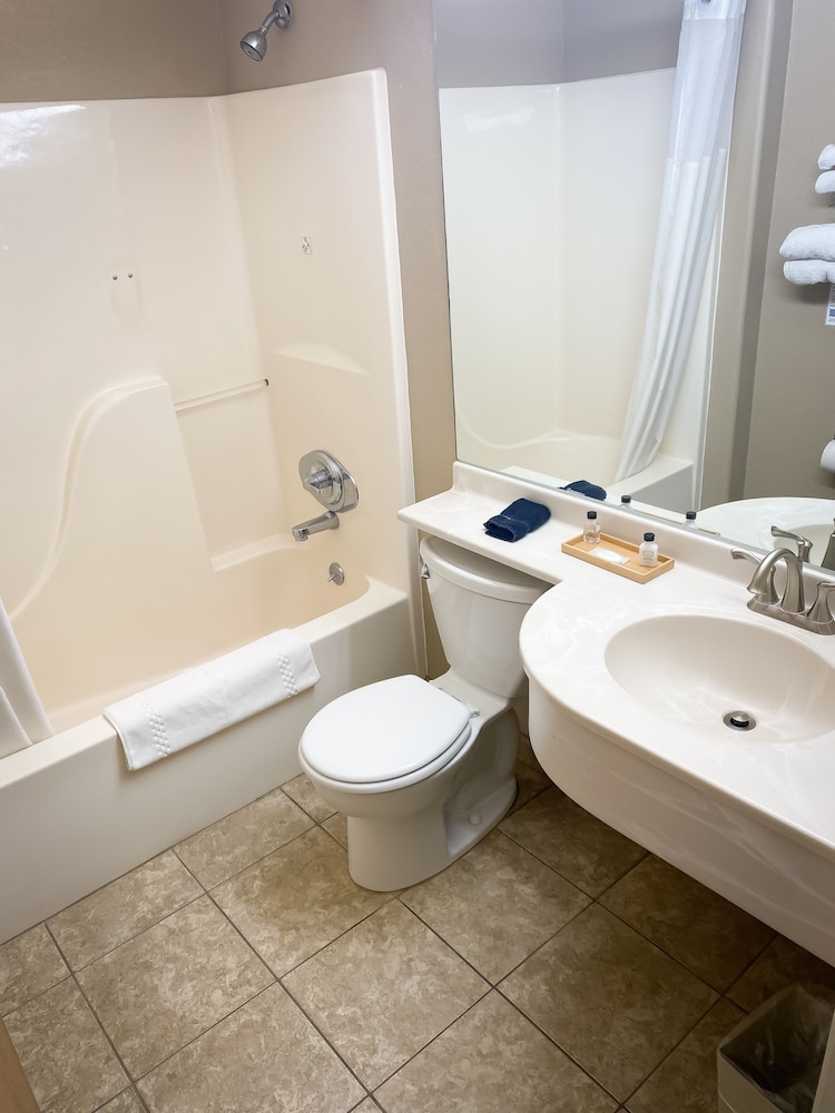 Monument Inn & Suites - photo 24
