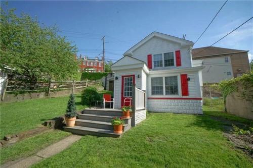 City Cottage with Yard Sleeps 8 — 4-Star Luxury Hotel in Pittsburgh, United States