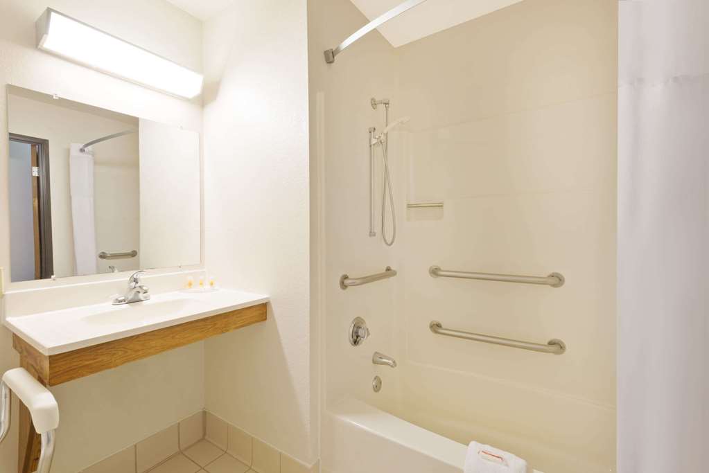 Days Inn by Wyndham Brunswick Bath Area - photo 13