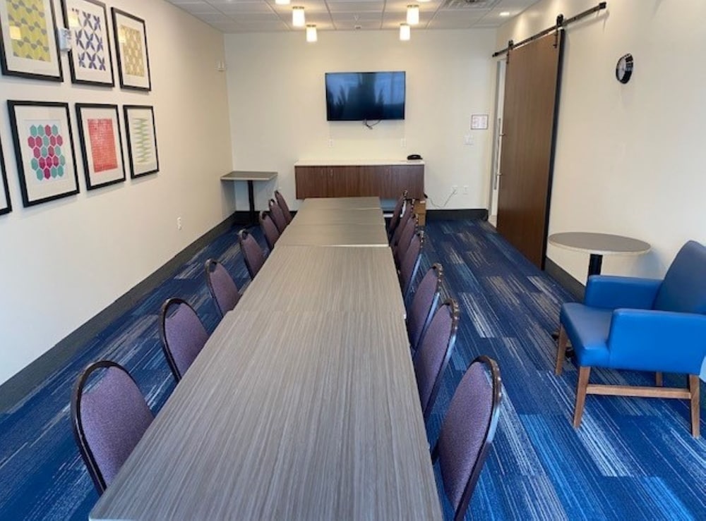 Holiday Inn Express & Suites Warrensburg North by IHG - photo 45