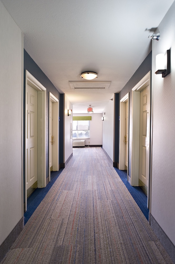 Holiday Inn Express Hotel & Suites Vermillion by IHG - photo 25