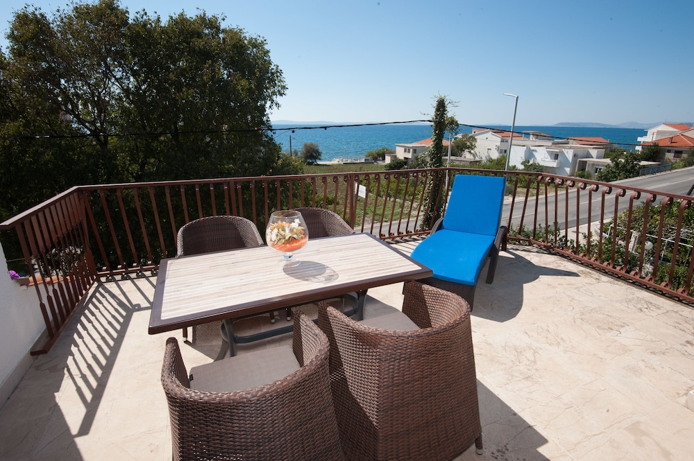 Apartments Vlasic — 4-Star Luxury Hotel in Podstrana, Croatia