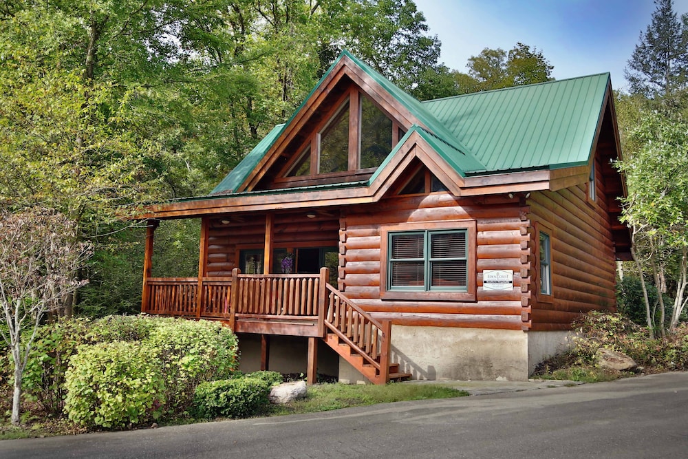 Southern Hospitality Two Bedroom Cabin — 4-Star Luxury Hotel in Sevierville, United States