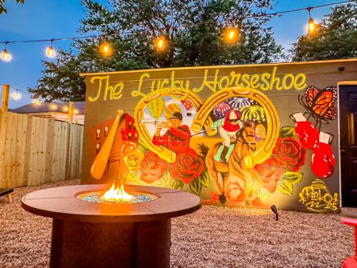 The Lucky Horseshoe 4BR Derby Side Retreat — 4-Star Luxury Hotel in Louisville, United States