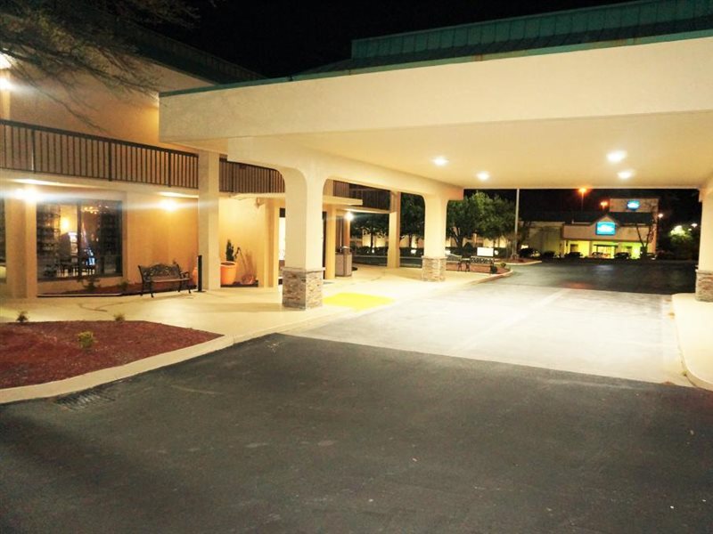 Howard Johnson by Wyndham Greensboro Near the Coliseum - photo 5