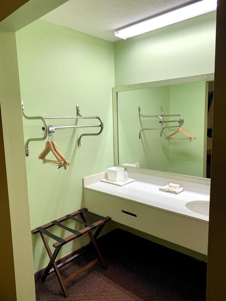 Executive Inn Chester - photo 22