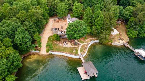 Blue Ridge Lakeside Chateau Lakefront 6000 SQ FT Private Dock Hot Tub Fire Pit Game Rooms Exercise Room Lake Blue Ridge in Blue Ridge, United States
