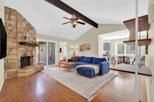 5 Bedroom 4 Bath Zilker Villa Big Yard in Zilker Barton Hills — 4-Star Luxury Hotel in Austin, United States
