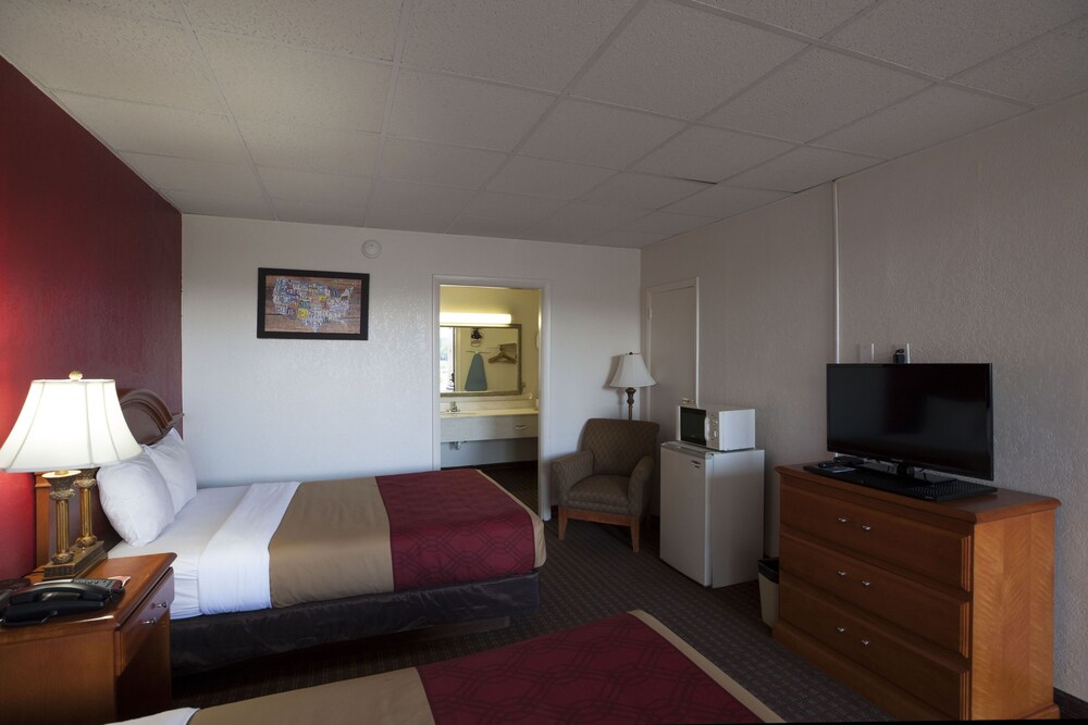 Econo Lodge Wytheville Area - photo 11