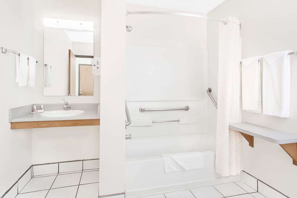 Super 8 by Wyndham Bloomfield - photo 4