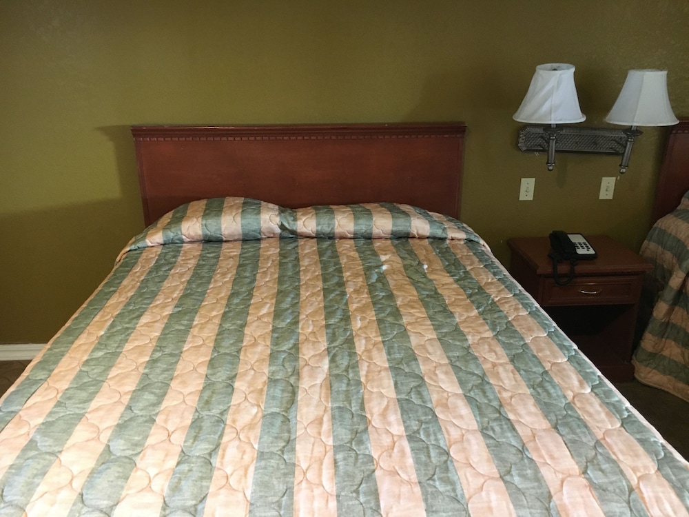 Bellflower Travel Inn - photo 17