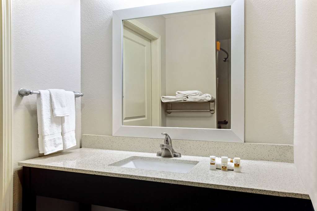 La Quinta Inn & Suites by Wyndham Karnes City Kenedy - photo 28