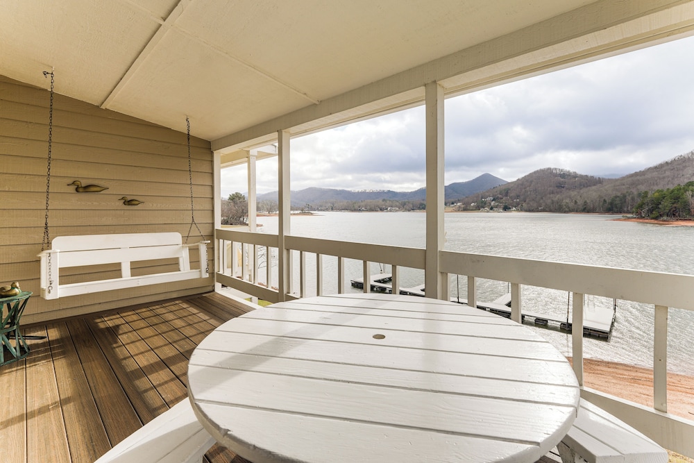 Fire Pit & Boat Dock: Lake Chatuge Townhome — 4-Star Luxury Hotel in Hiawassee, United States