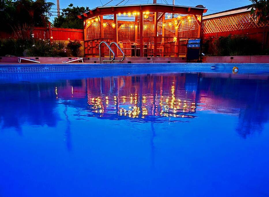 Pool Hot Tub Luxury 3 Beds 15 Min Beach DT Zoo Sesame Place Airport — hotel in National City