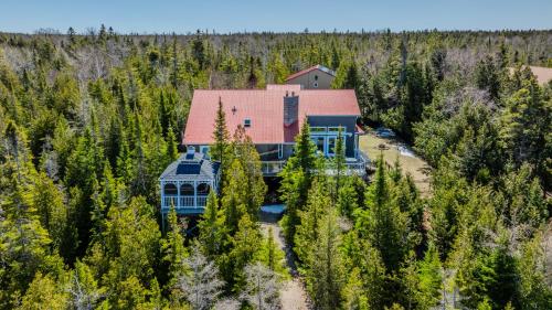 45 Degrees North Waterfront & Hot Tub in Tobermory, Canada
