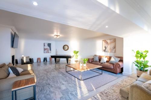 Llandudno Wood fired Hot tub and Outdoor Pool with Gym and Sleeps 14 — 4-Star Luxury Hotel in Cape Town, South Africa