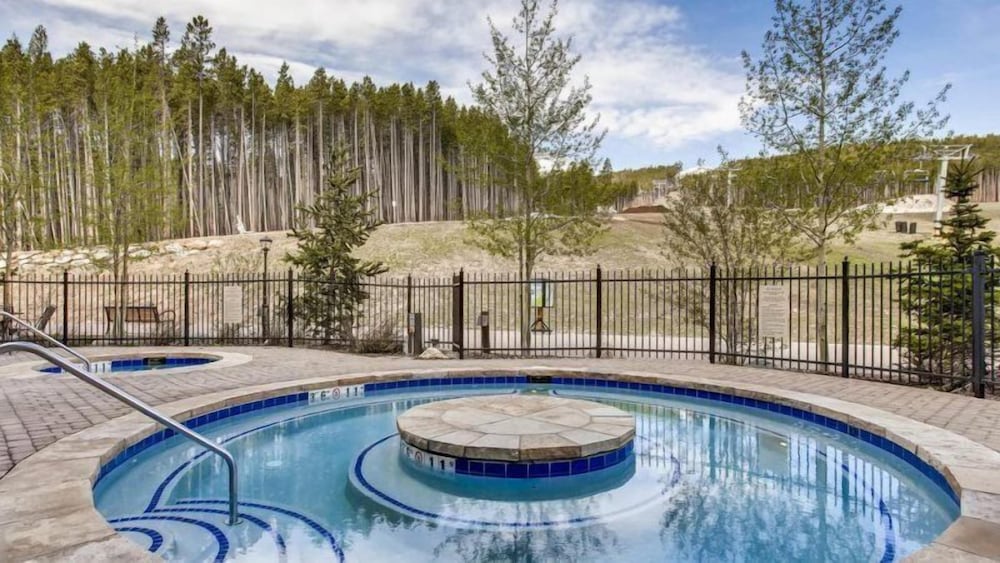 Crystal Peak Lodge 4 Bedroom Ski in Ski out Slopeside Condo at the Base of Peak 7 — 4-Star Luxury Hotel in Breckenridge, United States