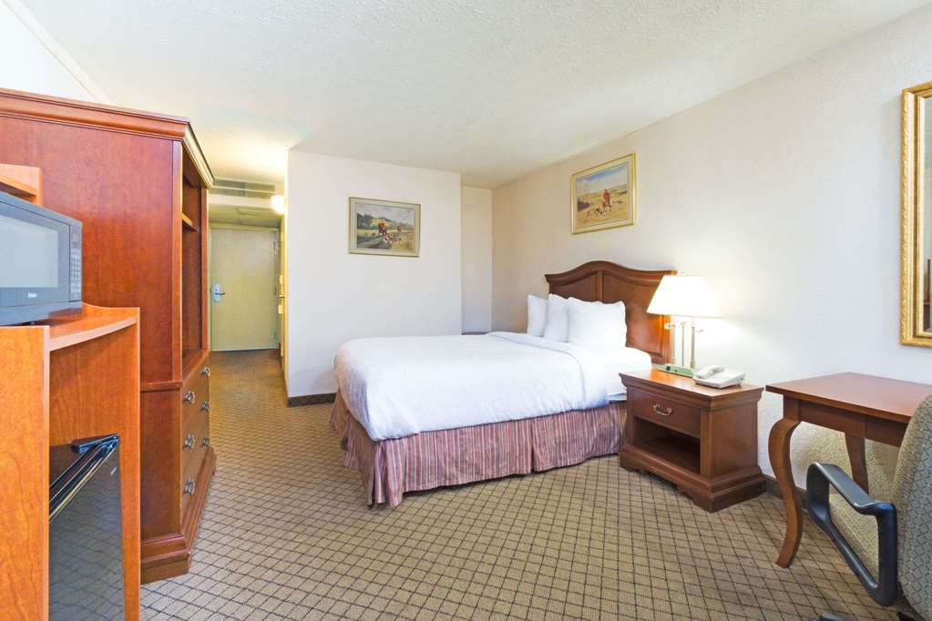 Days Inn by Wyndham Columbus Airport - photo 8