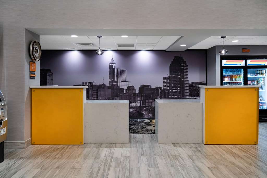 La Quinta Inn & Suites by Wyndham Raleigh Downtown North - photo 4