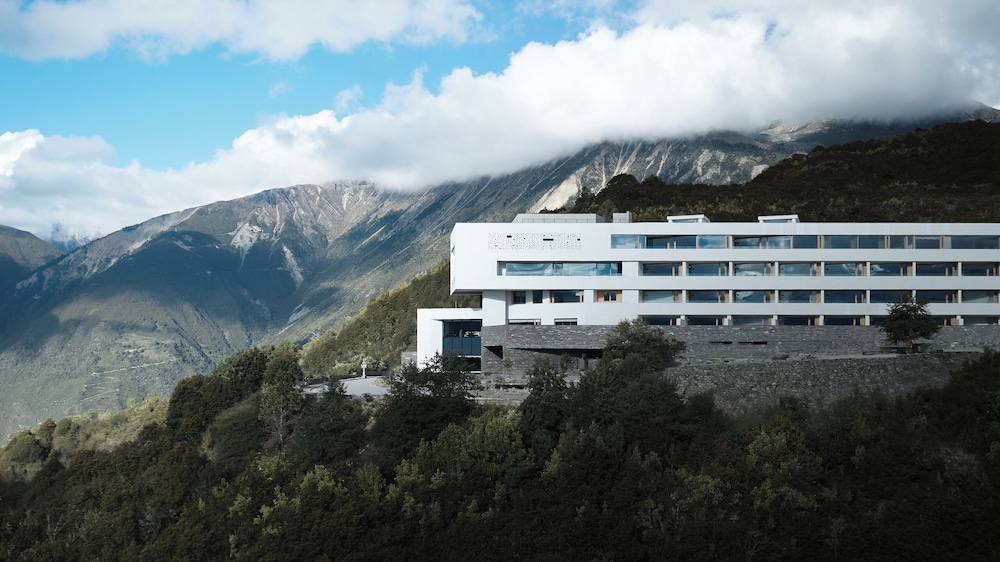 Deqin Meri Poodom hotel in Shengping, People's Republic of China