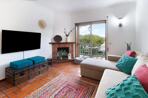 Retro Beach House Moledo — 4-Star Luxury Hotel in Vila Praia De Ancora, Portugal