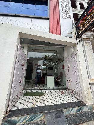 Omji Ashram Dwarika Bhawan 2km from Ram Temple in Ajodhya, India