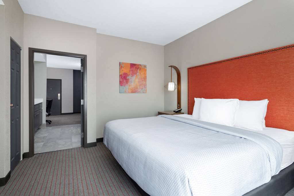 La Quinta Inn & Suites by Wyndham Augusta Near Fort Gordon - photo 12