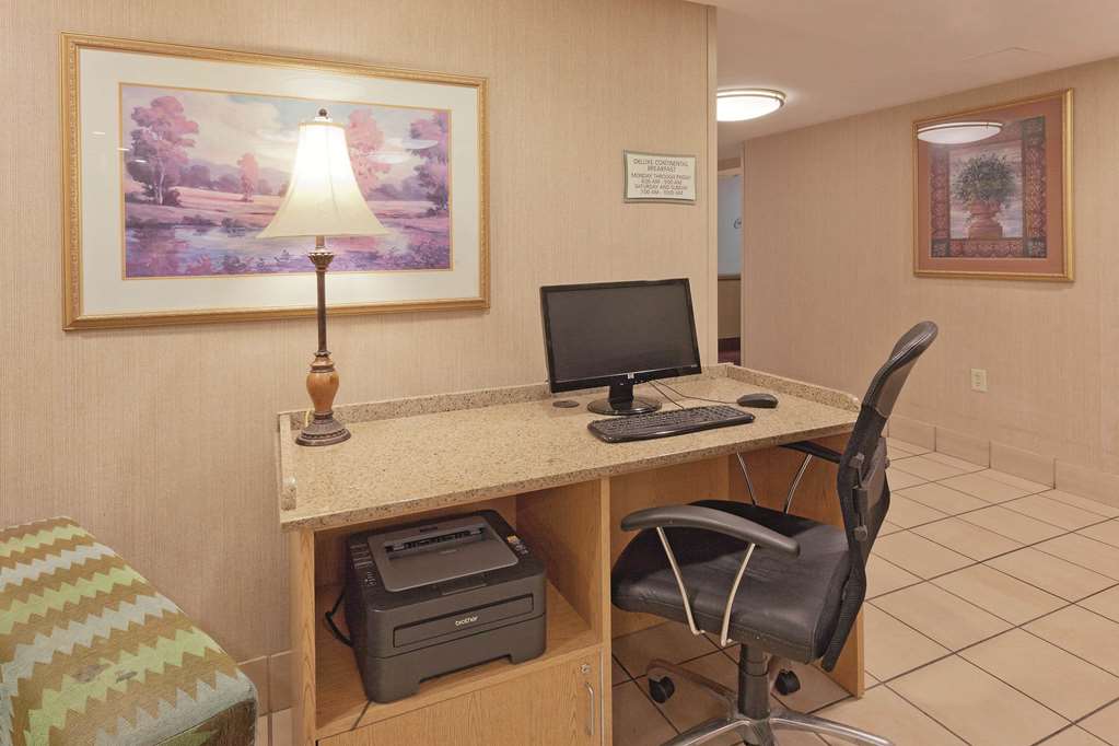 La Quinta Inn & Suites by Wyndham Warwick Providence Airport - photo 42