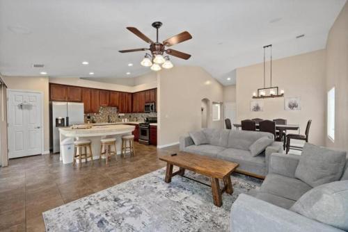 4bdrm 2bath Modern Getaway KING Bed Sleeps 8 — Bakersfield — photo 5