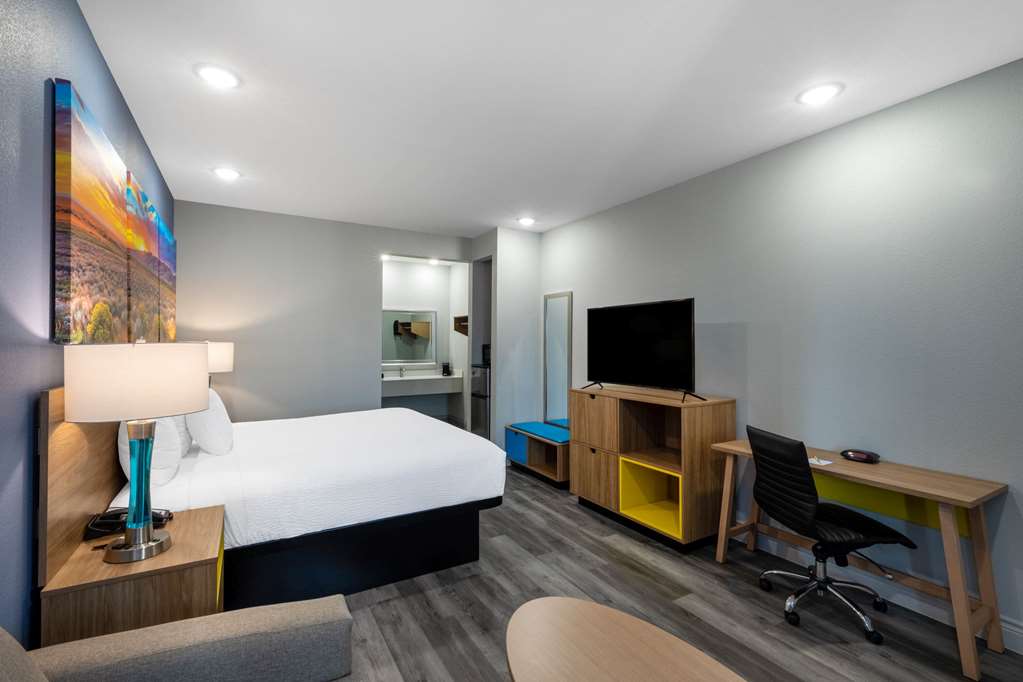 Days Inn & Suites by Wyndham Downtown University of Houston - photo 23