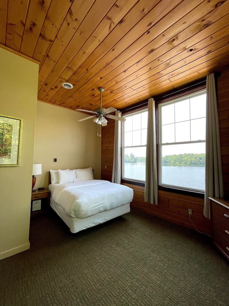 Hanging Horn Lakeside Resort - photo 6