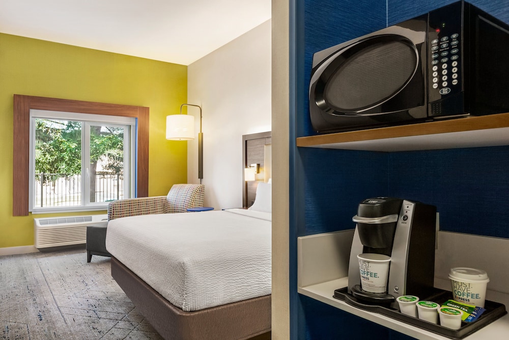Holiday Inn Express & Suites Redding by IHG - photo 10