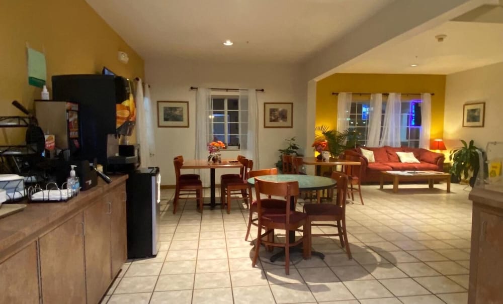 Rodeway Inn Salina North - photo 10