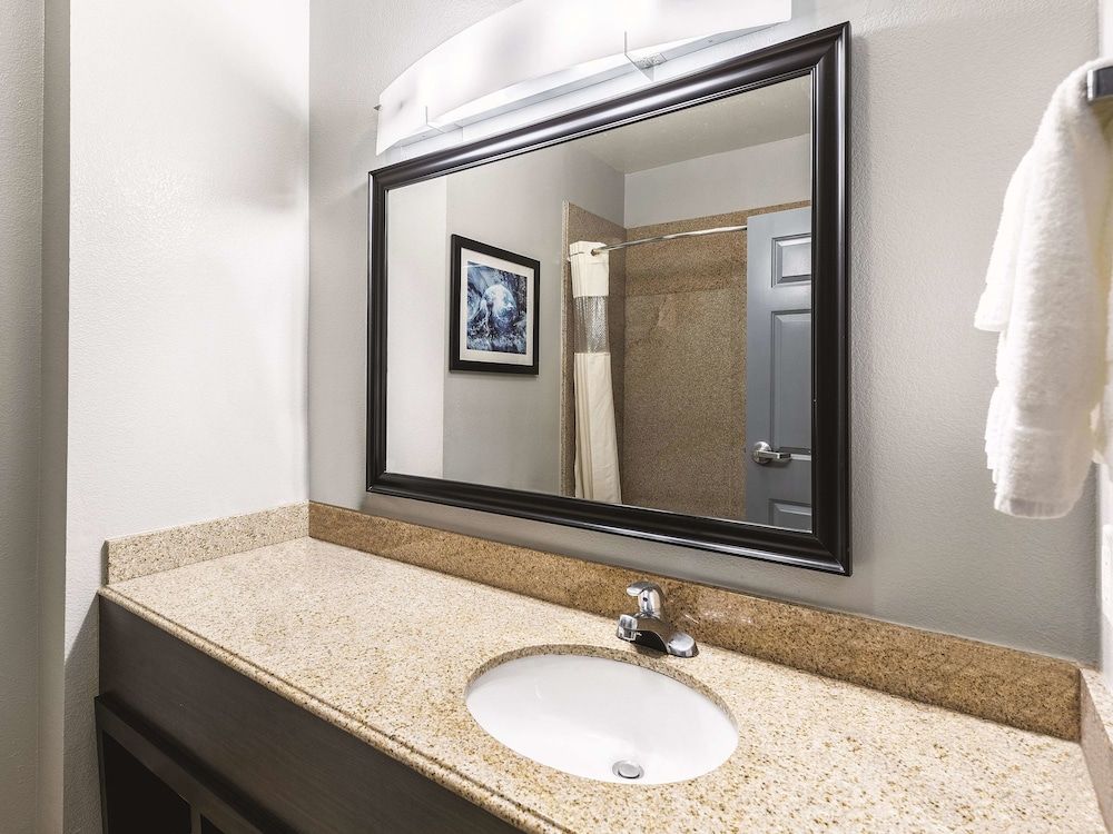 La Quinta Inn & Suites by Wyndham Houston Clear Lake NASA - photo 18